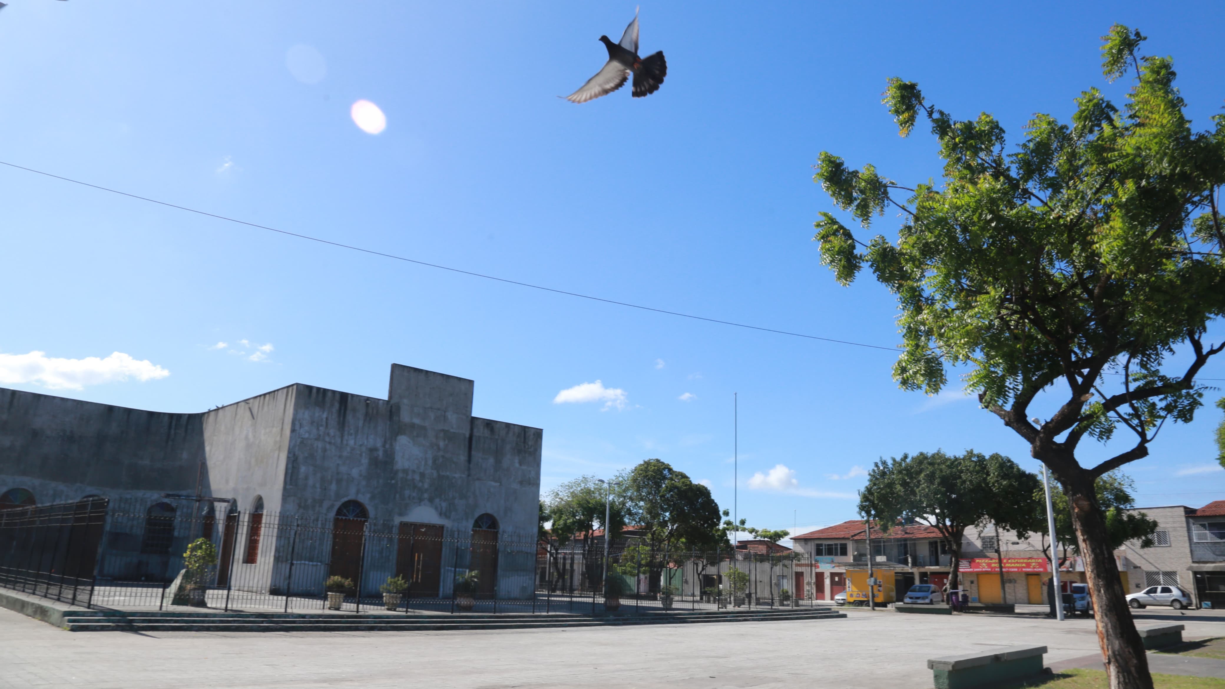 visão geral da praça santa cecília, mostrando a igreja da praça